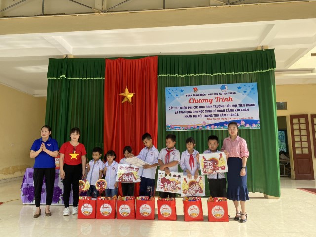 Đoàn Thanh niên xã Tiên Trang tổ chức cắt tóc miễn phí và trao quà cho học sinh nhân dịp Tết trung thu