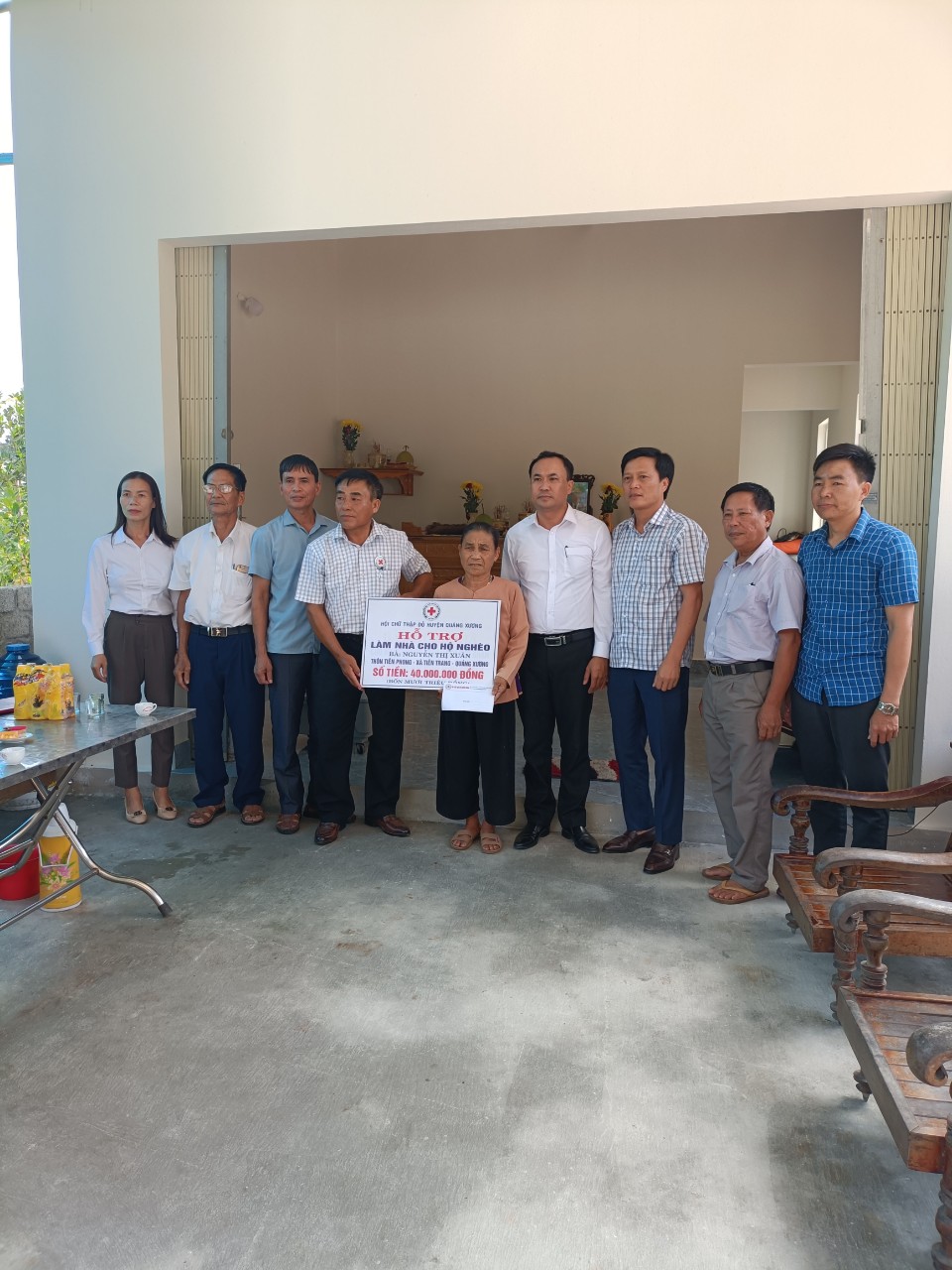 Hội chữ thập đỏ huyện Quảng Xương trao tiền hỗ trợ cho bà Nguyễn Thị Xuân hộ có hoàn cảnh khó khan tại đơn vị thôn Tiên Phong, xã Tiên Trang